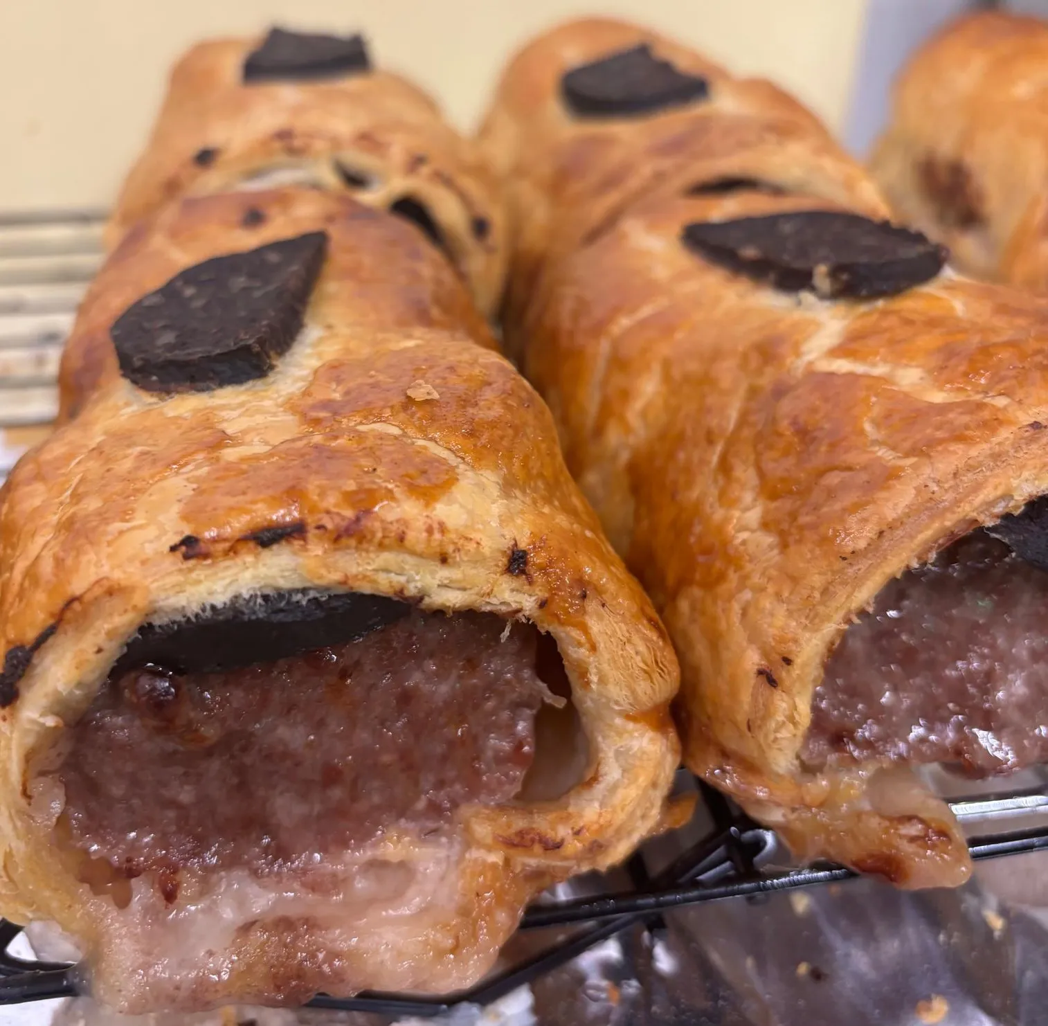 Extra large pork & black pudding sausage roll